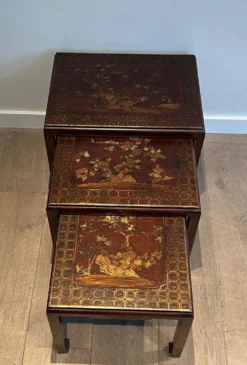 Suite de Trois Tables Gigognes Laquées à Décors Chinoisants, France vers 19