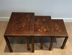 Suite de Trois Tables Gigognes Laquées à Décors Chinoisants, France vers 19