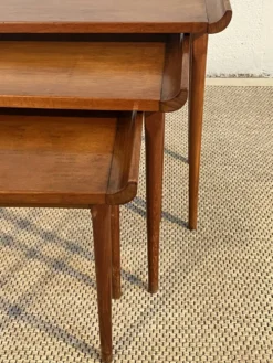 Suite de trois tables gigognes basse de forme japonisante Acajou