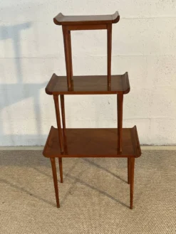 Suite de trois tables gigognes basse de forme japonisante Acajou