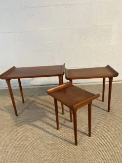 Suite de trois tables gigognes basse de forme japonisante Acajou