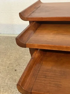 Suite de trois tables gigognes basse de forme japonisante Acajou