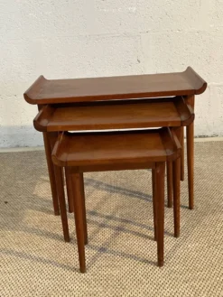 Suite de trois tables gigognes basse de forme japonisante Acajou