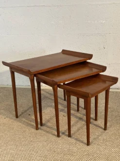 Suite de trois tables gigognes basse de forme japonisante Acajou