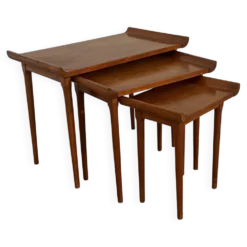 Suite de trois tables gigognes basse de forme japonisante Acajou