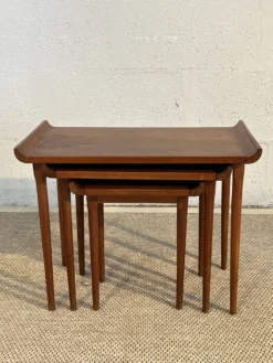 Suite de trois tables gigognes basse de forme japonisante Acajou