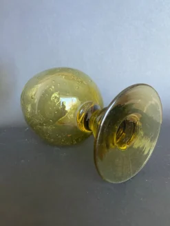Suite de 4 verres à pied Biot en verre bullé vert ambré, années 1970