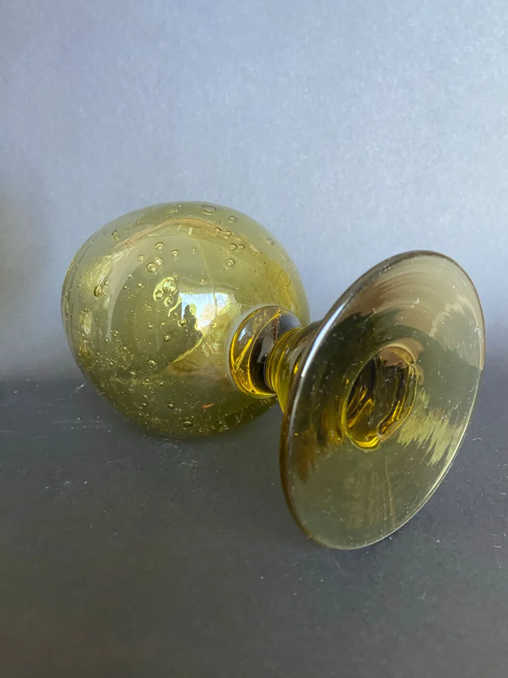 Suite de 4 verres à pied Biot en verre bullé vert ambré, années 1970