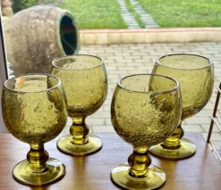 Suite de 4 verres à pied Biot en verre bullé vert ambré, années 1970