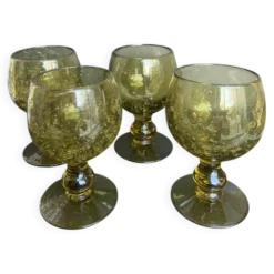 Suite de 4 verres à pied Biot en verre bullé vert ambré, années 1970