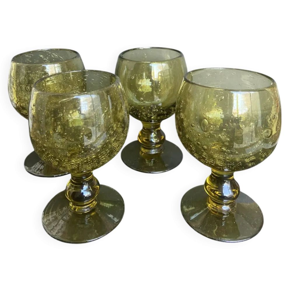 Suite de 4 verres à pied Biot en verre bullé vert ambré, années 1970