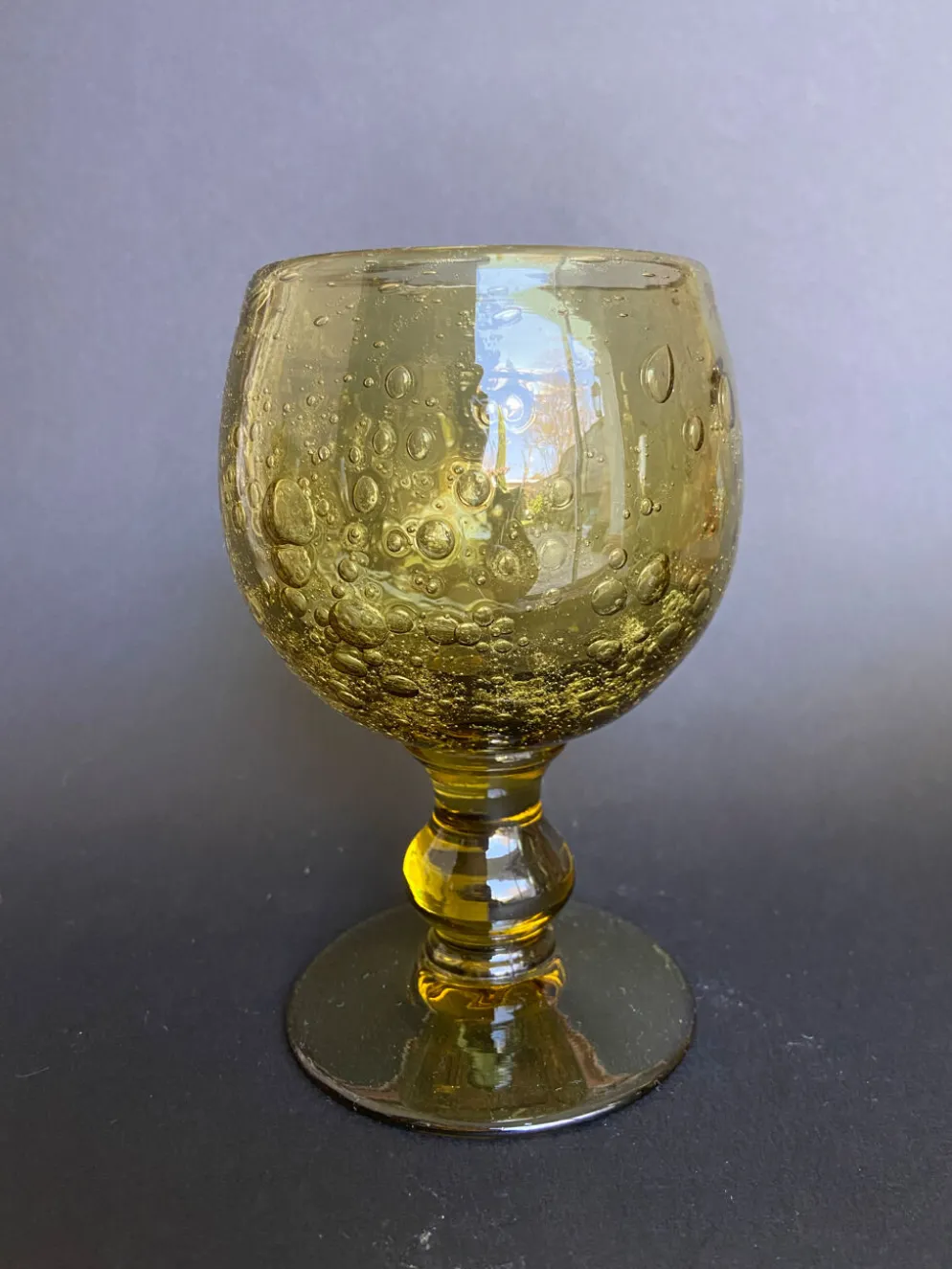 Suite de 4 verres à pied Biot en verre bullé vert ambré, années 1970