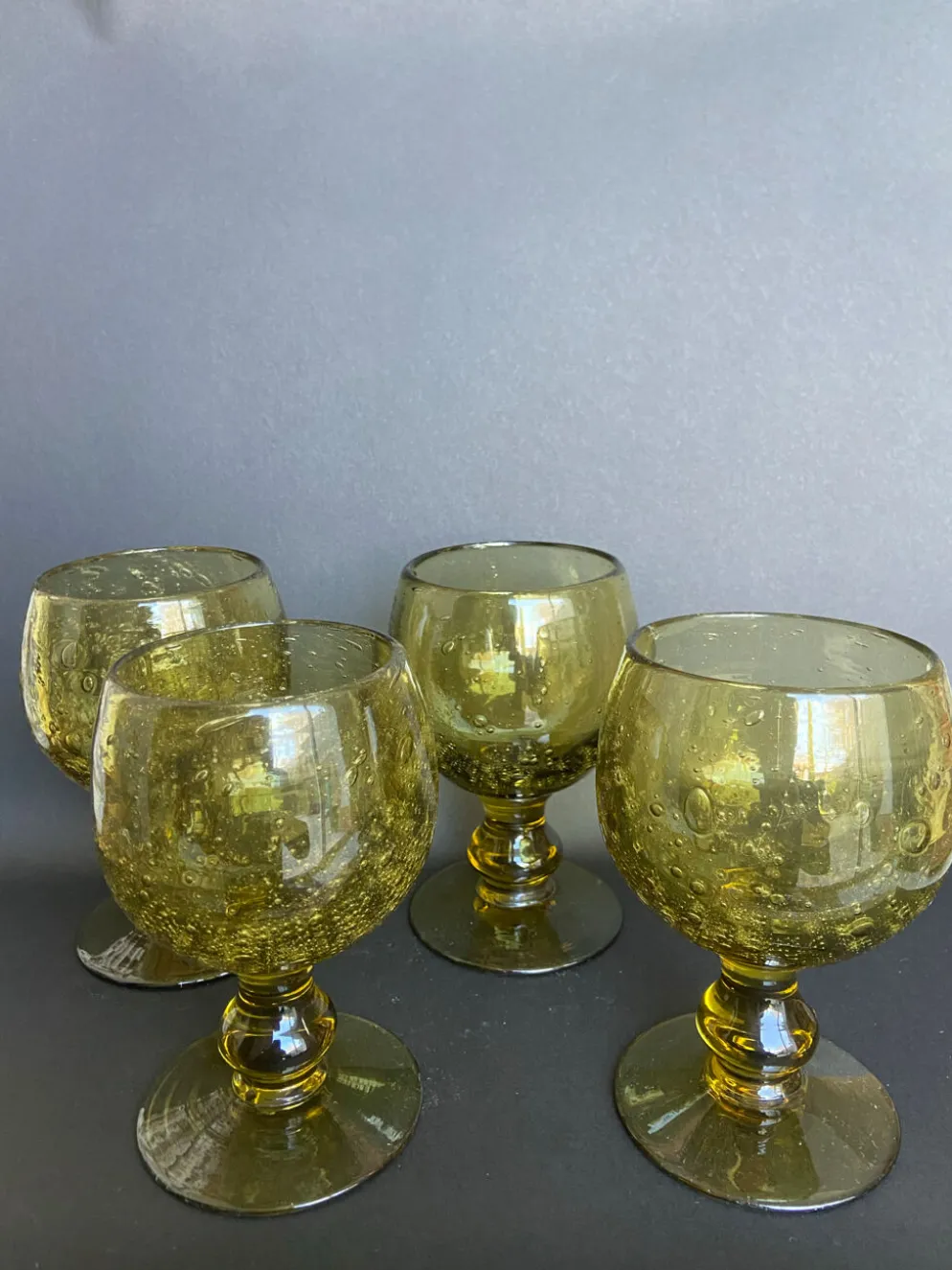 Suite de 4 verres à pied Biot en verre bullé vert ambré, années 1970