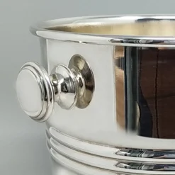 Superbe seau à glace en métal argenté des années 1960 par Sheraton. Fabriqué en Italie.