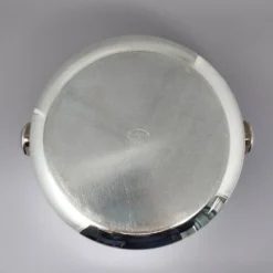 Superbe seau à glace en métal argenté des années 1960 par Sheraton. Fabriqué en Italie.