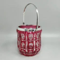 Superbe shaker à cocktail en cristal de Bohême rouge des années 1960 avec glaçons