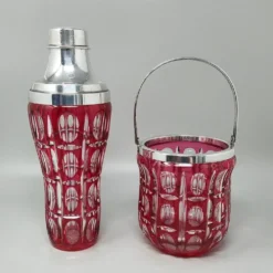 Superbe shaker à cocktail en cristal de Bohême rouge des années 1960 avec glaçons