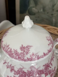 Superbe sucrier ancien en porcelaine fine décor floral vieux rose