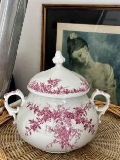 Superbe sucrier ancien en porcelaine fine décor floral vieux rose