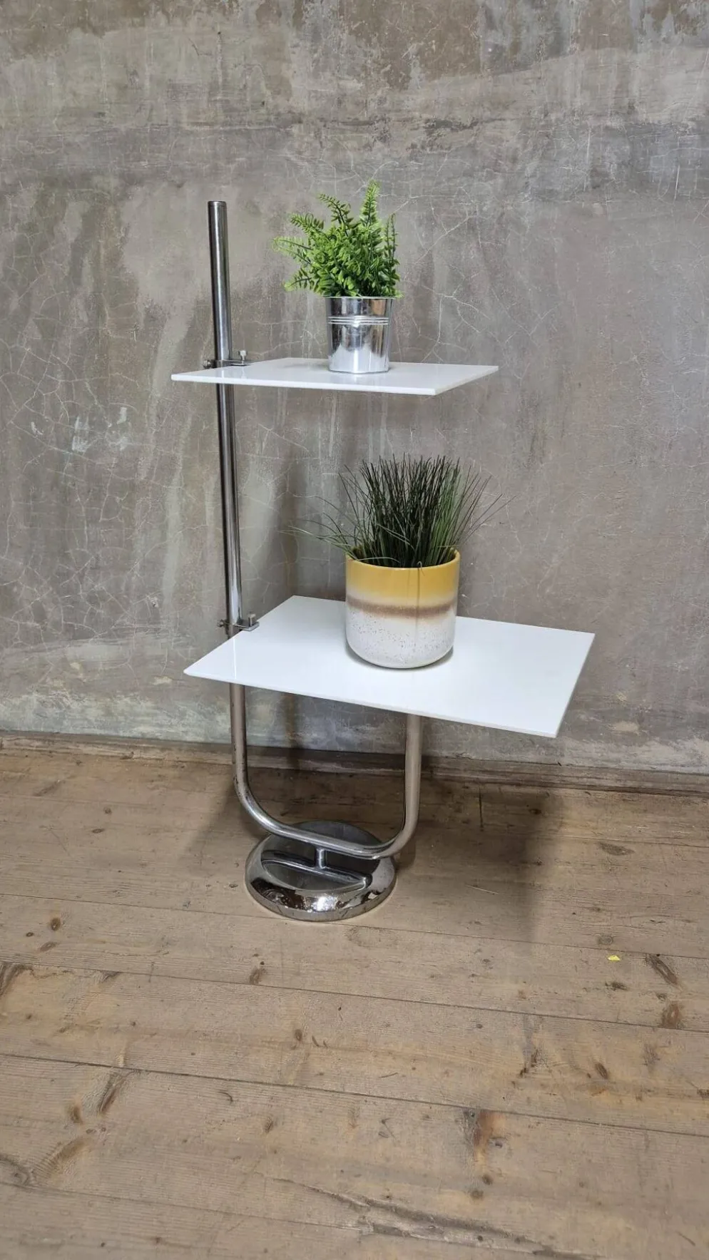 Support de fleurs vintage en chrome avec deux étagères blanches, années 1970, Tchécoslovaquie, 35 × 54 × 100 cm