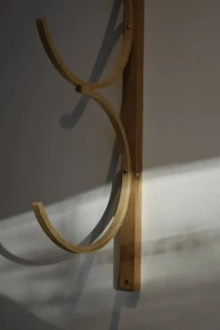 Support mural à dessins en bois suédois