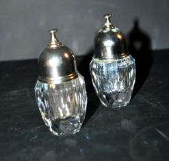 Swarovski lot salière en cristal taillé à facette sel poivre signé SC design 1980