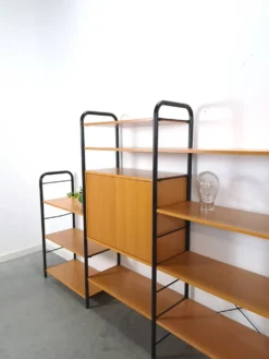 Système de mur modulaire Ikea Niklas avec armoires et étagères vintage.