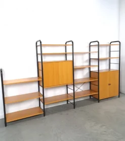 Système de mur modulaire Ikea Niklas avec armoires et étagères vintage.