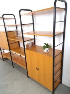 Système de mur modulaire Ikea Niklas avec armoires et étagères vintage.