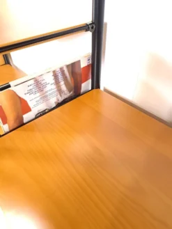 Système de mur modulaire Ikea Niklas avec armoires et étagères vintage.