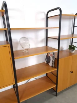 Système de mur modulaire Ikea Niklas avec armoires et étagères vintage.