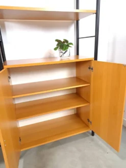 Système de mur modulaire Ikea Niklas avec armoires et étagères vintage.
