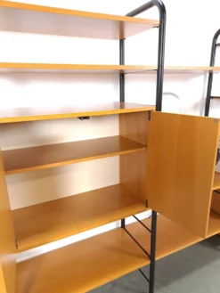 Système de mur modulaire Ikea Niklas avec armoires et étagères vintage.