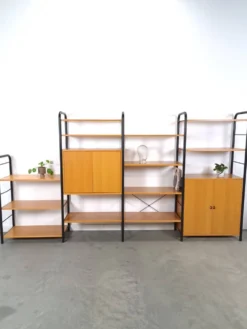 Système de mur modulaire Ikea Niklas avec armoires et étagères vintage.