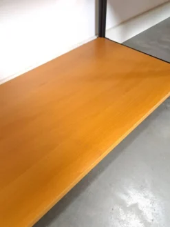 Système de mur modulaire Ikea Niklas avec armoires et étagères vintage.