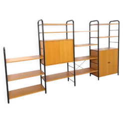 Système de mur modulaire Ikea Niklas avec armoires et étagères vintage.