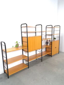 Système de mur modulaire Ikea Niklas avec armoires et étagères vintage.