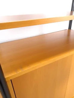 Système de mur modulaire Ikea Niklas avec armoires et étagères vintage.