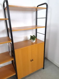 Système de mur modulaire Ikea Niklas avec armoires et étagères vintage.