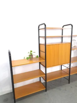 Système de mur modulaire Ikea Niklas avec armoires et étagères vintage.