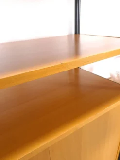 Système de mur modulaire Ikea Niklas avec armoires et étagères vintage.