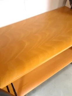 Système de mur modulaire Ikea Niklas avec armoires et étagères vintage.