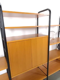 Système de mur modulaire Ikea Niklas avec armoires et étagères vintage.