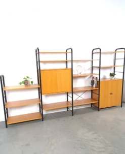 Système de mur modulaire Ikea Niklas avec armoires et étagères vintage.