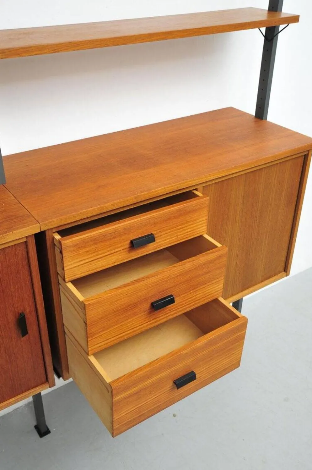 Système d'étagères en teck par Pira, années 1960