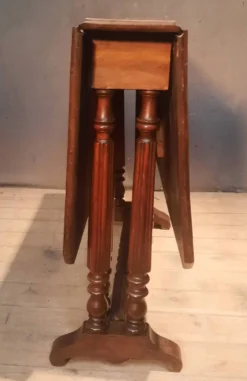 Table à abattants dite "Get Leg"