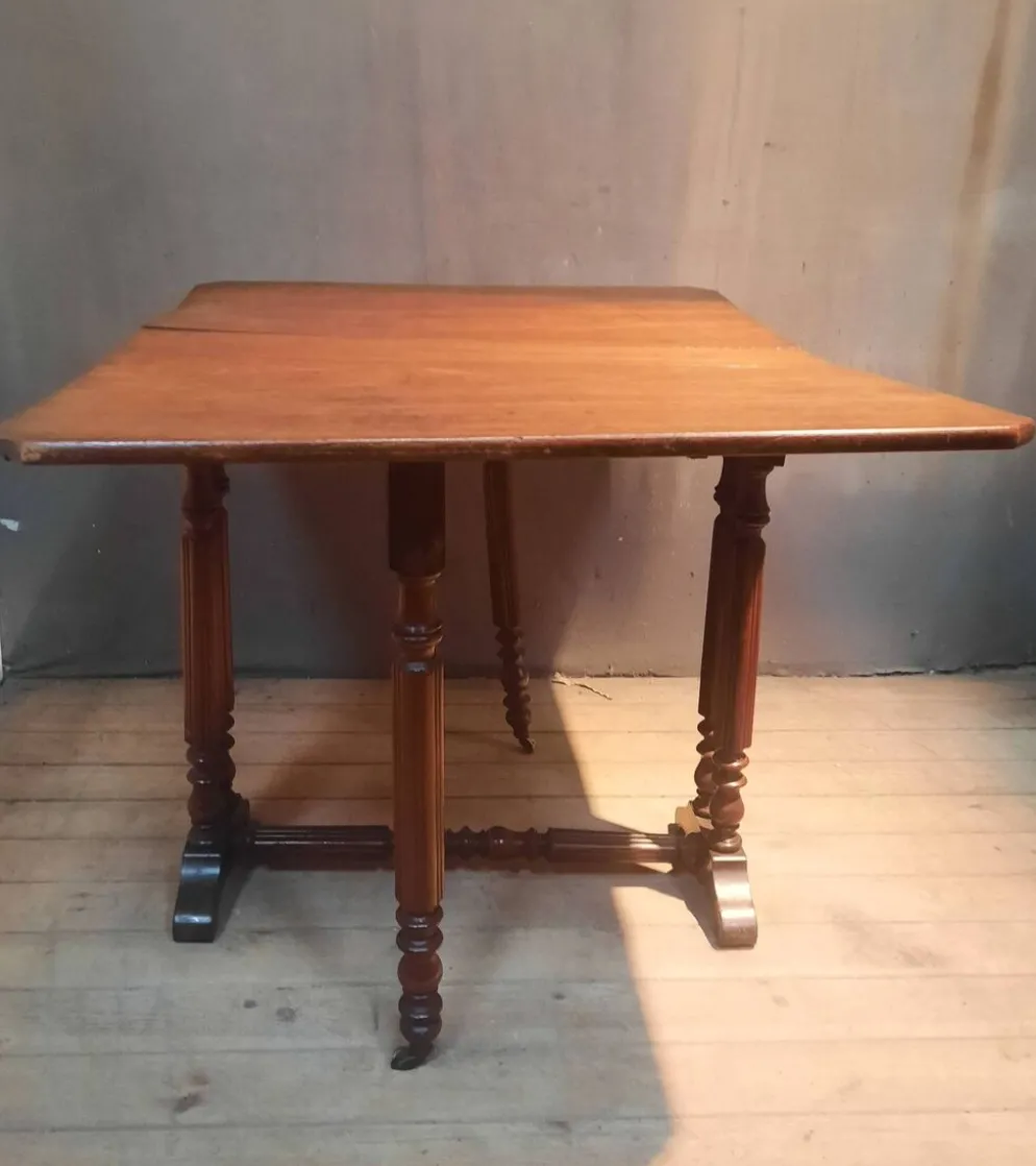 Table à abattants dite "Get Leg"