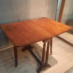 Table à abattants dite
