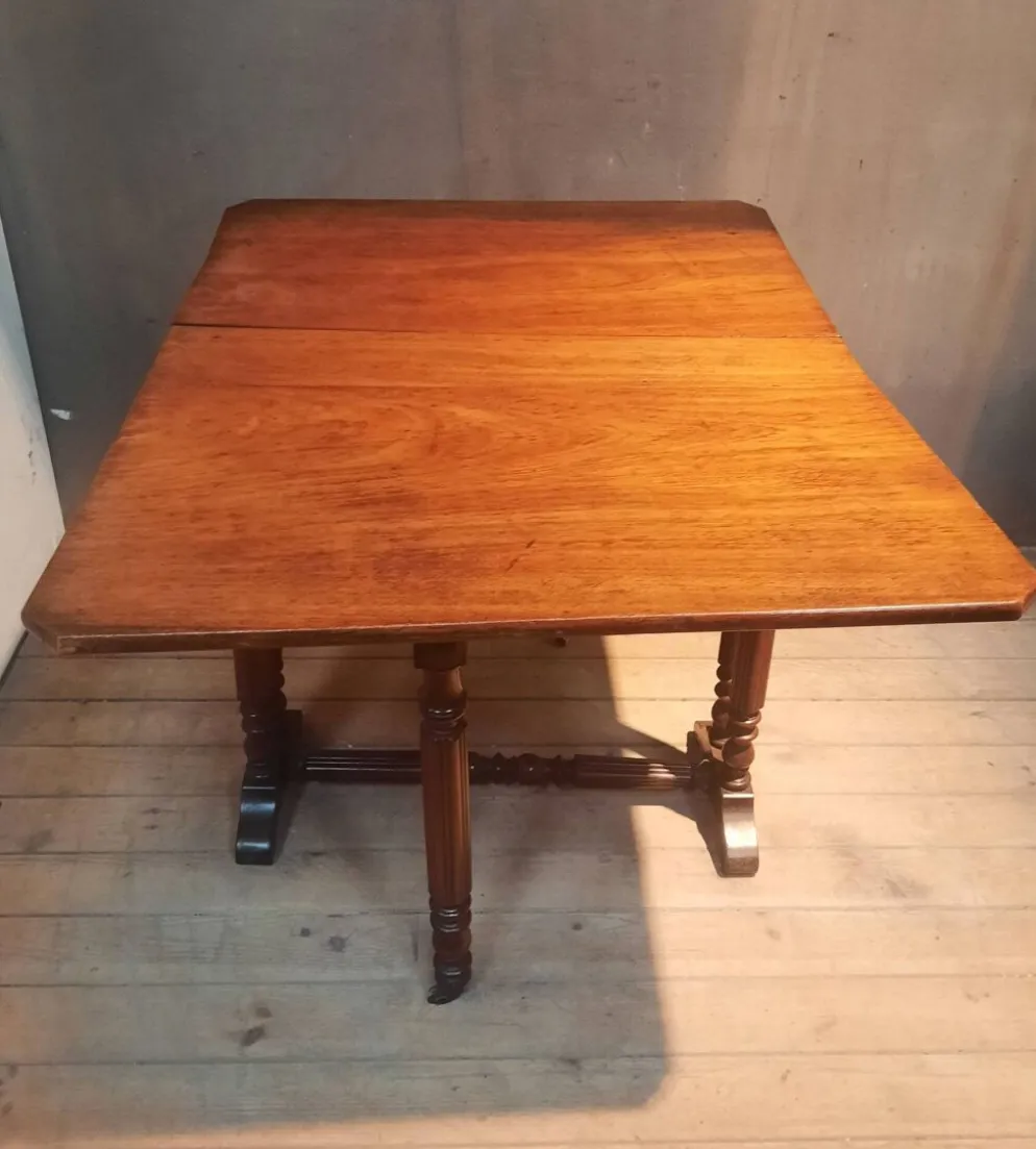 Table à abattants dite "Get Leg"