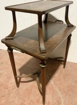 Table a desservir de style Louis XVI en acajou XIX siècle